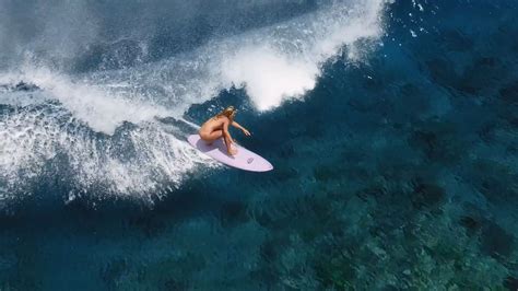 A FEMALE surfer has tackled the world’s biggest waves totally naked in a sizzling new video. Felicity Palmateer launched the stunning new movie which shows the surfer braving waves in Hawaii,… 